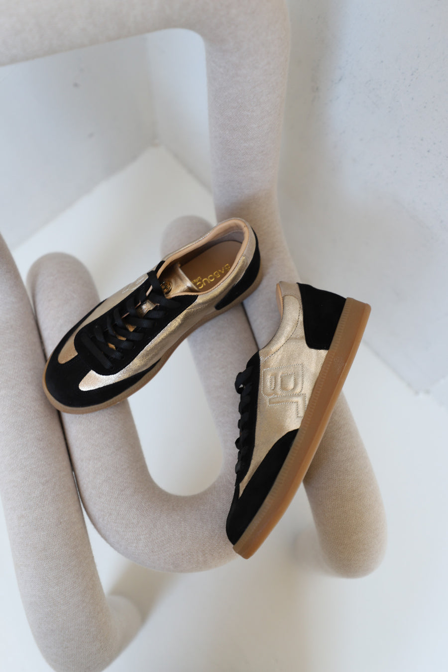 Nara | Sneaker Black / Gold / Black